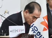 [포토] 인사하는 태영호 전 주영 북한대사관 공사