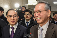 [포토] 회견장 나서는 '태영호-김형오'