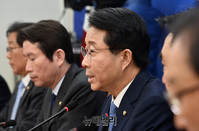 [포토] 민주당 원내대책회의, 발언하는 조정식