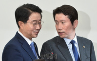 [포토] 원내대책회의 입장하는 '이인영-조정식'