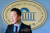 [포토] 정론관 떠나는 정봉주 전 의원