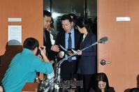 [포토] 기자회견장 입장하는 정봉주