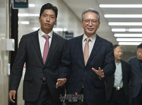 [포토] 한국당 입당 기자회견 입장하는 '김형오-송한섭'