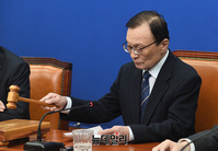 [포토] 의사진행하는 이해찬 민주당 대표