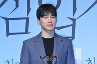 [포토] 깔끔한 수트핏 뽐내는 김무열