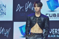 [포토] 초콜릿 복근 뽐내는 펜타곤 홍석