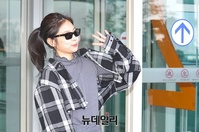 [포토] 출국하는 블랙핑크 제니, 팬들 향한 손인사