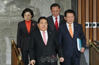 [포토] 한국당 원내대책회의 입장하는 심재철