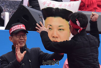 [포토] 김정은 얼굴 찢는 자유통일당 '탈북민' 당원들