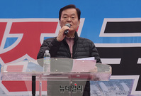 [포토] '문재인 퇴진 국민대회' 참석한 김경재