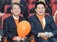 [포토] 대화나누는 '안철수-이동섭'