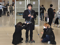 [영상] '기생충' 봉준호 감독, 오스카 4관왕 품고 '금의환향'