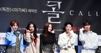 [포토] 전화받는 포즈 취한 영화 '콜' 출연진