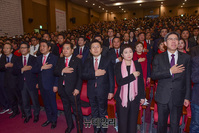 [포토] 미래통합당 창당식, 국민의례하는 황교안