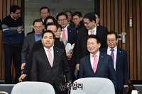 [포토] 원내대책회의 입장하는 미래통합당 지도부