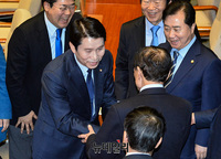 [포토] 교섭단체 연설 후 본회의장 나서는 이인영