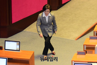 [포토] 휘청이는 추미애 법무부 장관