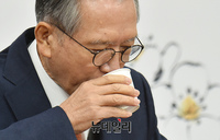 [포토] 물 마시는 김형오 미래통합당 공천관리위원장
