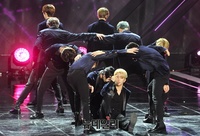 [포토] 아이돌그룹 골든차일드, 열정 넘치는 무대