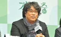 [포토] 기생충 아카데미 4관왕 수상소감 밝히는 봉준호