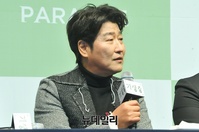 [포토] 취재진 질문에 답하는 송강호