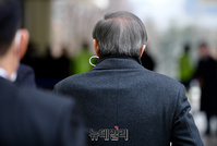 [포토] 선고 법정으로 향하는 이명박 전 대통령