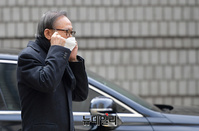 [포토] 항소심선고 출석해 지지자들에게 향하는 이명박 전 대통령