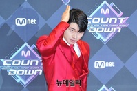 [포토] 강렬한 레드의상 입은 이이경 "트롯가수 데뷔합니다"