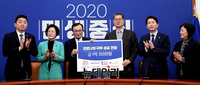 [포토] 코로나19 성금 전달하는 더불어민주당