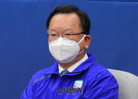 [포토] 마스크 쓰고 선거대책위원회 참석한 김부겸