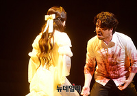 [포토] 뮤지컬 '셜록홈즈', 열연하는 이주광-정명은