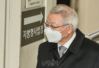 [포토] '폐암 수술' 후 첫 재판 출석하는 양승태
