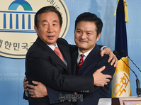 [포토] 김태우 출마 선언 기자회견, 포옹하는 '김성태-김태우'