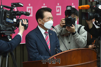 [포토] 코로나19 여파, 의총취소 알리는 김한표 