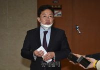 [포토] 기자들의 질문에 답하는 김용태 미래통합당 의원