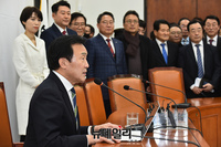 [포토] 퇴임 기자회견 갖는 손학규