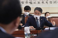[포토] 국회 법사위, 질의에 답하는 박능후