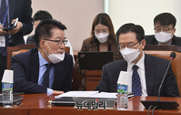 [포토] 국회 법사위, 대화나누는 '박지원-정성호'