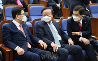 [포토] 미래통합당 의총, 대화하는 '심재철-김재원-김광림'