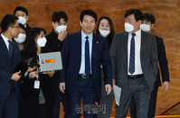 [포토] 민주당 의총 입장하는 이인영