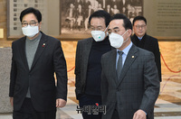 [포토] 마스크 착용하고 의총 입장하는 민주당 의원들