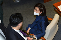 [포토] 대화 나누는 나경원 미래통합당 의원