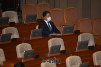 [포토] '코로나3법' 통과 지켜보는 박능후 보건복지부 장관