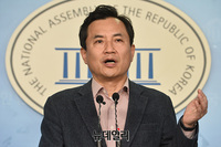 [포토] 선거구 획정 관련 기자회견 갖는 김진태