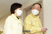 [포토] 브리핑장 입장하는 홍남기-이의경