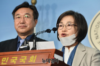 [포토] 민주당 입당 기자회견 갖는 배옥병 공동대표