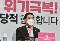 [포토] '마스크 공급' 혼선 빚은 정부 비판하는 심재철 