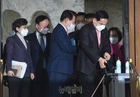 [포토] 손 소독제 사용하는 미래통합당