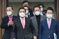 [포토] 미래통합당 원내대책회의 입장하는 지도부