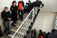 [포토] '코로나19' 마스크 품귀현상, 우체국 판매 소식에 줄선 시민들